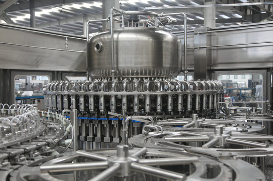 4/5 dans 1 machine de remplissage à chaînes de refroidissement de jus pour la bouteille en plastique